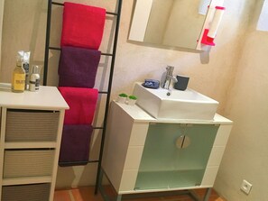 Cottage | Phòng tắm | Buồng tắm vòi sen, khăn tắm 