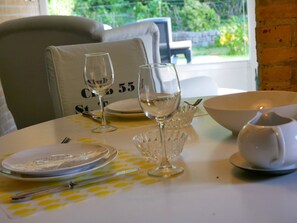 Dining - Beautiful Holiday Home in With Terrace, Garden and Barbecue (Noordwijkerhout)