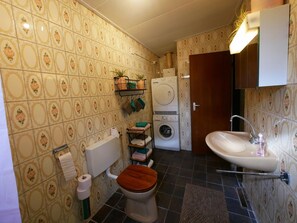 House | Bathroom - Beautiful Holiday Home in With Terrace, Garden and Barbecue (Noordwijkerhout)