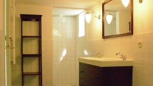House | Bathroom - Sunlit Cottage near Sea in Nes (Nes)