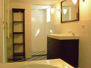 House | Bathroom - Sunlit Cottage near Sea in Nes (Nes)