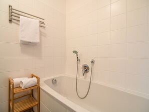 Apartment | Bathroom | Shower, towels - Luxurious Apartment in Rauris With Terrace (Rauris)