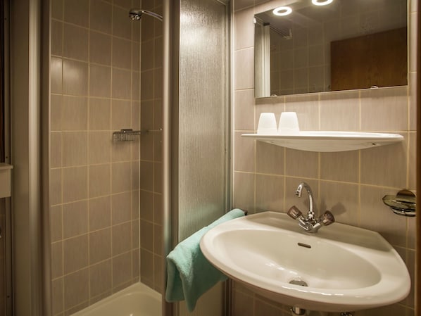Apartment | Bathroom | Shower, towels