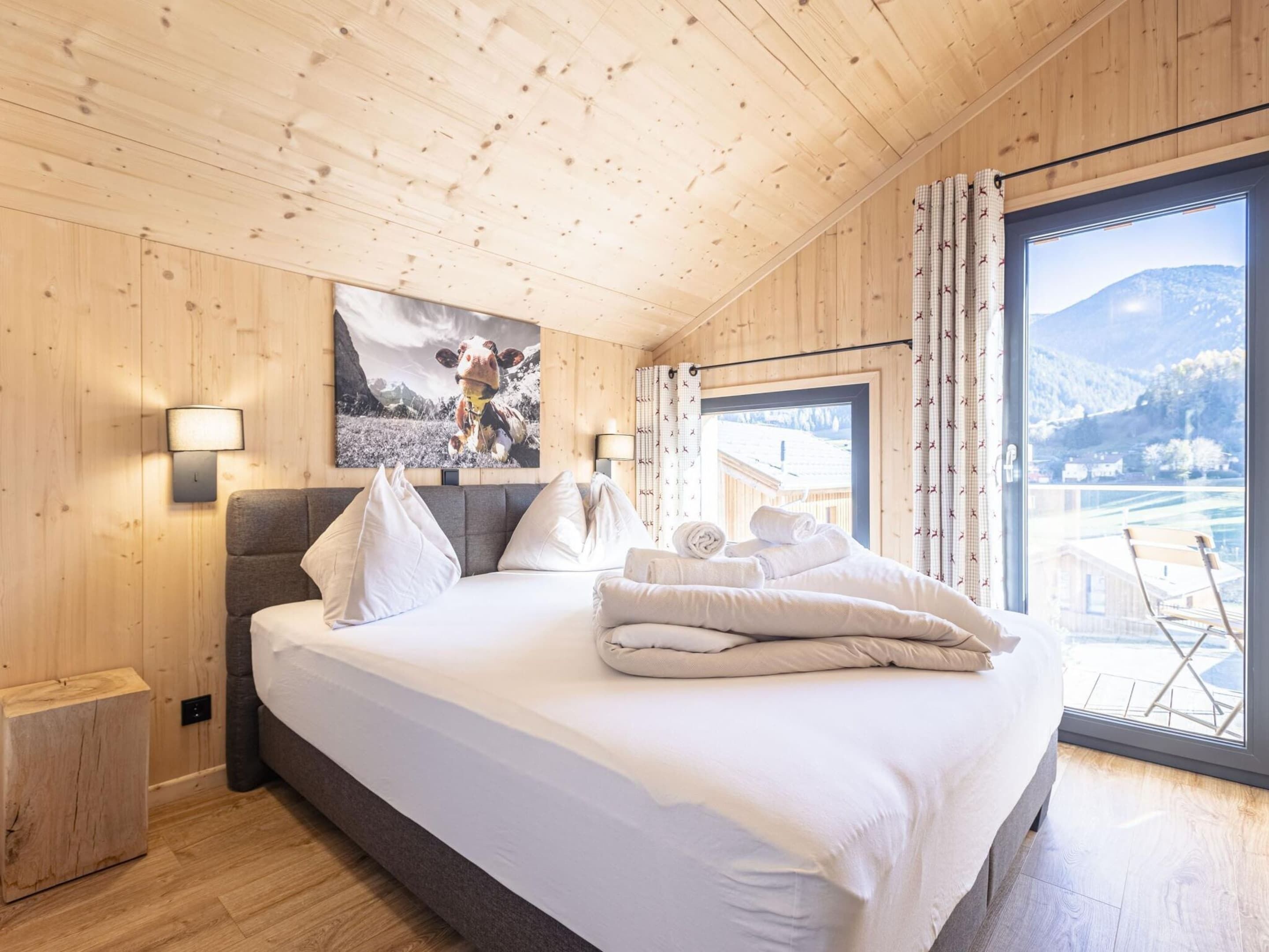 4 bedrooms, bed sheets