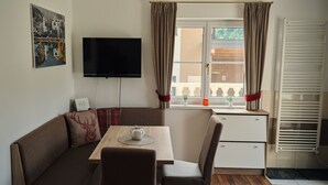 Dining - Comfortable Holiday Home in Goldegg - Weng With Whirlpool (Goldegg)