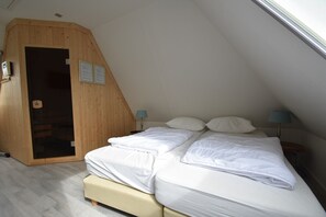 4 bedrooms, individually furnished, bed sheets - Wellness aan het Water in Earnewoude (Earnewald)