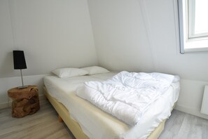 4 habitaciones, muebles diferentes y ropa de cama 