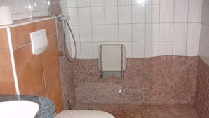 Bathroom - Spacious Apartment in Hermagor near Nassfeld-Pressegger (Hermagor-Pressegger See)