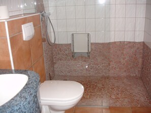 Apartment | Bathroom - Spacious Apartment in Hermagor near Nassfeld-Pressegger (Hermagor-Pressegger See)