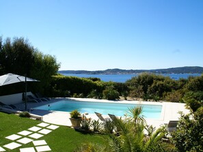 Outdoor pool - Ideally Located Villa at Ste Maxime, Beautiful sea View, air Conditioning and Large Garden (Sainte-Maxime)