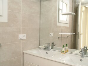 Villa | Bathroom | Bathtub - Ideally Located Villa at Ste Maxime, Beautiful sea View, air Conditioning and Large Garden (Sainte-Maxime)