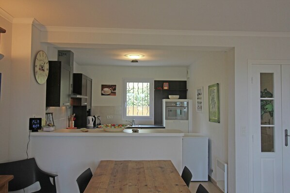 Private kitchen - Family-friendly Villa With Pool (Roquebrune-sur-Argens)