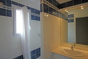 Bathroom - Family-friendly Villa With Pool (Roquebrune-sur-Argens)