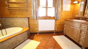 Chalet | Bathroom | Bathtub, towels