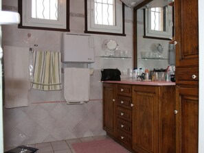 Bathroom - Elite Holiday Home in Greasque France With Swimming Pool (Greasque)