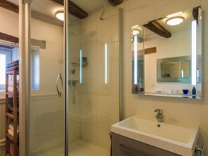 House | Bathroom | Bathtub, towels - Cosy Holiday Home in Archignac With Private Pool (Archignac)