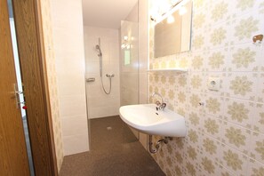 Bathroom - Chalet in Maria Alm Near Hochkonig Ski Lift (Maria Alm am Steinernen Meer)