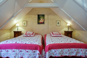 House | 1 bedroom, individually furnished, bed sheets - Breton Escape in Querrien (Querrien)