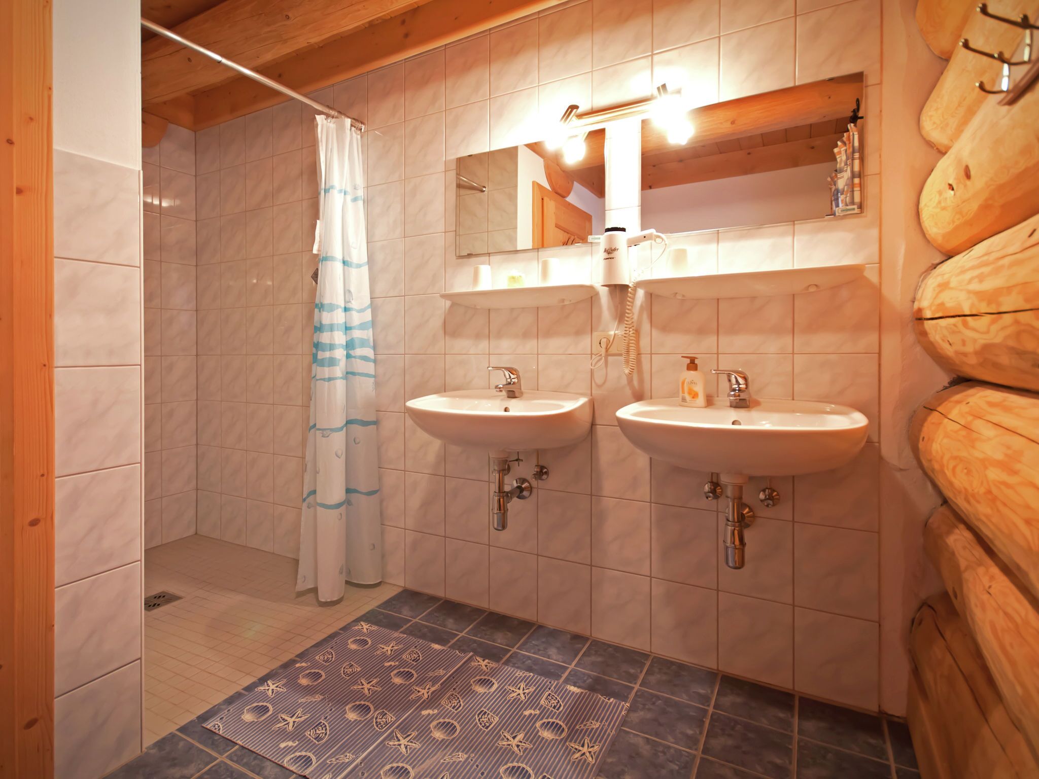 Chalet | Badkamer | Een douche, handdoeken