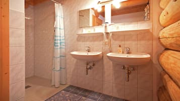 Chalet | Badkamer | Een douche, handdoeken