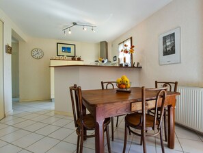 Dining - House Between River and Ocean With Pretty Garden in Brittany (Plouer-sur-Rance)