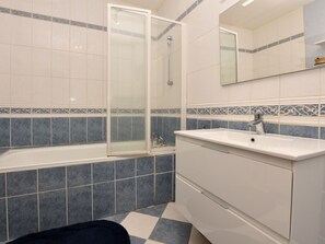 Bathroom - House Between River and Ocean With Pretty Garden in Brittany (Plouer-sur-Rance)