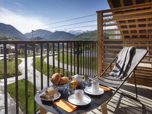 Balcony - Stylish Apartment Near the Ski-slopes of L'alpe Dhuez (Huez)