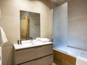 Combined shower/bathtub, hair dryer, towels - Stylish Apartment Near the Ski-slopes of L'alpe Dhuez (Huez)