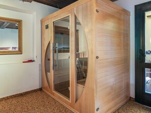 2 kamar tidur dan dilengkapi dengan perabotan berbeda-beda