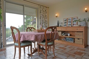 Villa | Dining - Spacious Villa Retreat in Carcassonne (Carcassonne)