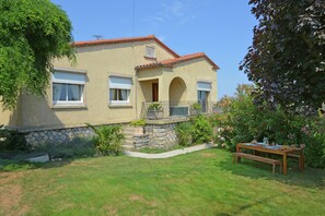 Villa | Exterior - Spacious Villa Retreat in Carcassonne (Carcassonne)