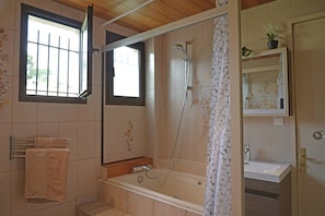 Villa | Bilik Mandi | Pancuran mandi 
