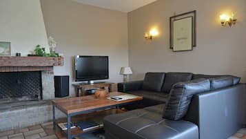 Villa | Living room | Fireplace