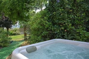 Villa | Outdoor spa tub - Spacious Villa Retreat in Carcassonne (Carcassonne)