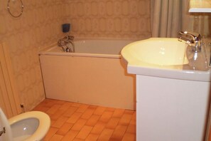 Bathtub - Spacious Chalet With a Cosy Atmosphere (Les Belleville)