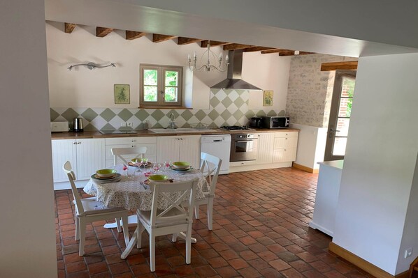 House | Private kitchen - Holiday Home in Chilleurs Near Chateau (Chilleurs-aux-Bois)