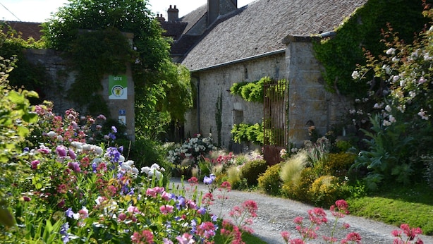 A stone building with a garden pathway. - Holiday Home in Chilleurs Near Chateau (Chilleurs-aux-Bois)