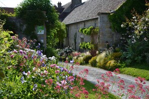 A stone building with a garden pathway. - Holiday Home in Chilleurs Near Chateau (Chilleurs-aux-Bois)