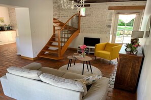 House | Living room - Holiday Home in Chilleurs Near Chateau (Chilleurs-aux-Bois)