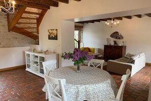 Dining - Holiday Home in Chilleurs Near Chateau (Chilleurs-aux-Bois)