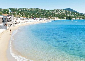 A beach with clear water, a sandy shore, and a hilly background. - Stone Home in France With Private Pool (Les Arcs-sur-Argens)