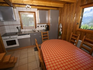 Private kitchen - Peaceful Chalet in Les Houches With Garage (Les Houches)