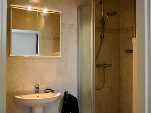 Apartment | Badezimmer | Dusche, Handtücher