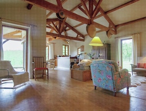 House | Living room - Hilltop Home With Valley View (Bouzic)