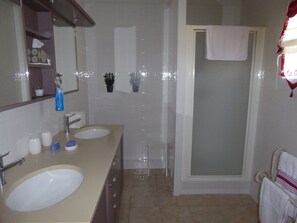 Shower - Beautiful Villa in Saumane-de-vaucluse With Tennis Court (Saumane-de-Vaucluse)