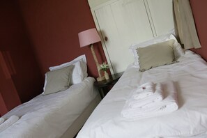 5 bedrooms, individually furnished, iron/ironing board, bed sheets - Peaceful Farmhouse in Doorn near Forest (Doorn)