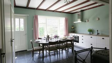 Rumah | Dapur pribadi | Lemari es, microwave, dan kursi makan untuk bayi