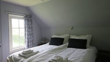 House | 5 bedrooms, individually furnished, iron/ironing board, bed sheets