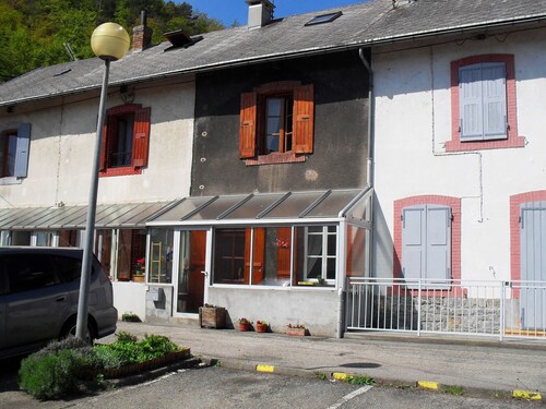 This Comfortably Furnished Holiday Home is Located in a Small and Friendly Neighbourhood