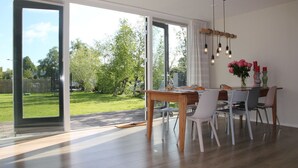 Dining - Splendid Holiday Home With Jetty, Waterfront Terrace, Garden (Vinkeveen)